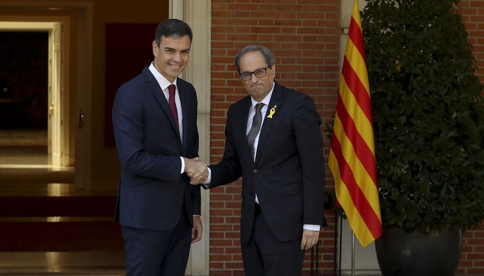 El presidente del Gobierno, Pedro Sánchez (i), y el presidente de la Generalitat, Quim Torra. / EFE