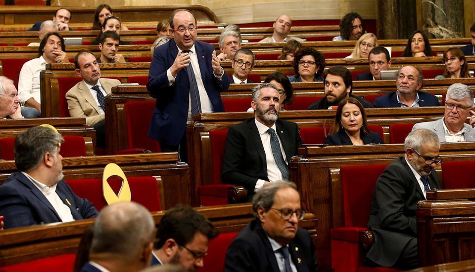 BARCELONA, 26/09/2019.- El l&iacute;der del PSC, Miquel Iceta (c), interviene este jueves, en el debate de pol&iacute;tica general del Parlament. EFE/Quique Garcia