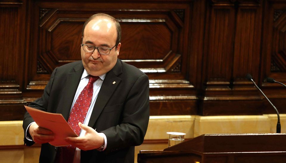 BARCELONA, 04/05/2018.- El presidente del grupo parlamentario del PSC-Units, Miquel Iceta durante su intervención hoy en el pleno del Parlament, que votará la reforma de la ley de la presidencia de la Generalitat, impulsada por JxCat para hacer posible una investidura a distancia de Carles Puigdemont. / EFE