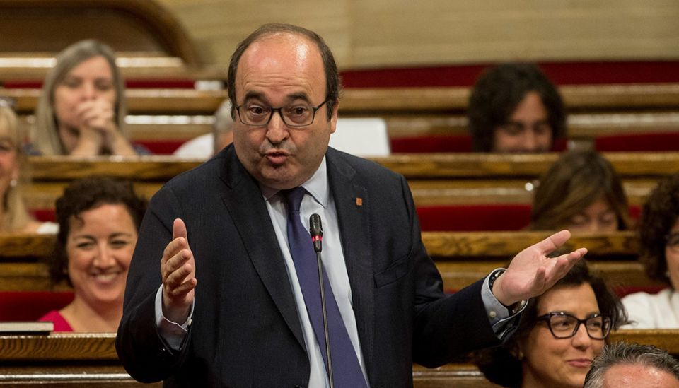 El líder del PSC, Miquel Iceta, durante su intervención en el pleno del Parlament en el que el presidente de la Generalitat, Quim Torra, ha comparecido para dar cuenta de la estructura y la composición de su Govern, después de celebrar el acto de toma de posesión el pasado sábado. EFE/Andreu Dalmau.