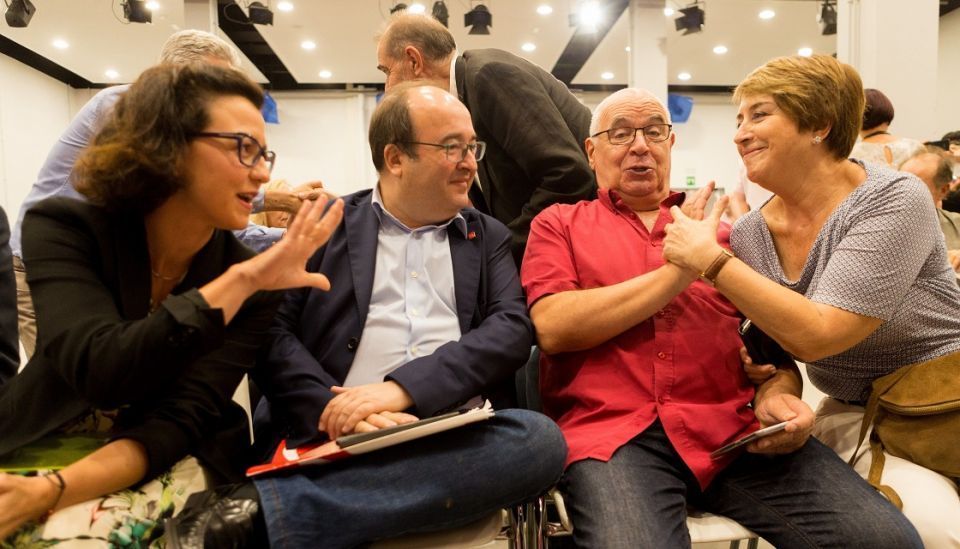 El primer secretario del PSC, Miquel Iceta (c) junto a la dirigente del partido Eva Granados (i) y Gemma Lienas, escritora y exdiputada al Parlament (d), hablan con el ex presidente del grupo parlamentario de Catalunya S&iacute; que Es Pot, Llu&iacute;s Rabell (2d),durante un debate celebrado en la sede del PSC titulado "Los hechos del 6 y 7 de septiembre: un a&ntilde;o despu&eacute;s". EFE/Enric Fontcuberta