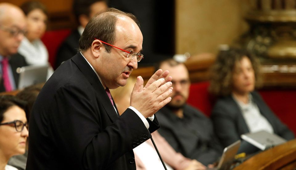 BARCELONA 9/10/2019.- El presidente del grupo parlamentario de Socialistes i Units per Avan&ccedil;ar, Miquel Iceta, durante su intervenci&oacute;n en la sesi&oacute;n de control del Parlament al presidente de la Generalitat, Quim Torra, celebrada dos d&iacute;as despu&eacute;s de la moci&oacute;n de censura presentada por Ciudadanos. EFE/Toni Albir
