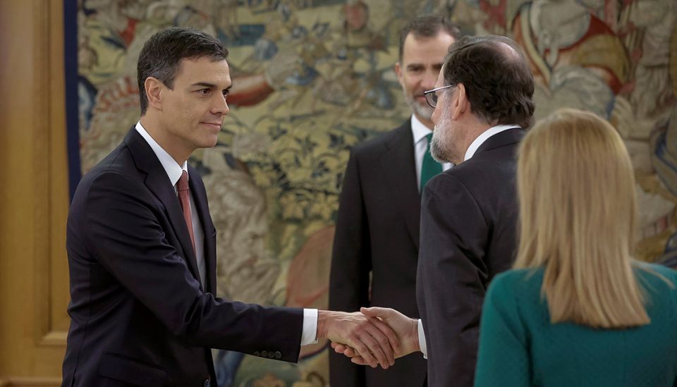 El nuevo presidente del Gobierno, Pedro Sánchez (i), saluda al expresidente Mariano Rajoy tras el acto de toma de posesión de su cargo / EFE