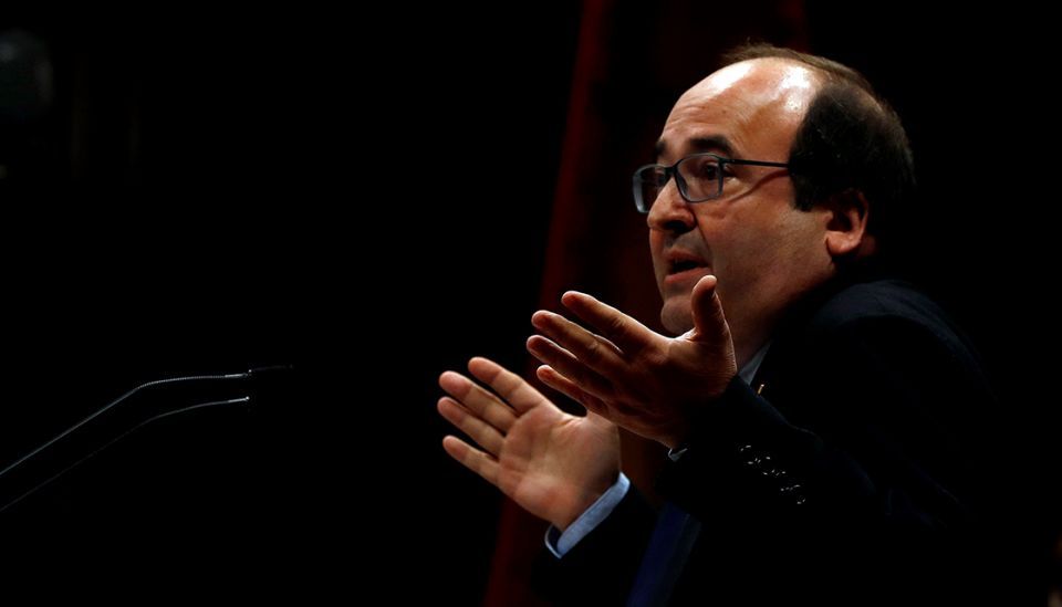 BARCELONA, 22/03/2018.- El líder del PSC, Miquel Iceta, durante su intervención en el debate de investidura del candidato a la presidencia de la Generalitat, Jorid Turull de JxCat en el que ha "tendido la mano" a los independentistas para explorar una "mayoría transversal" si abandonan la "desobediencia" y apuestan por políticas sociales y mejorar el autogobierno. / EFE